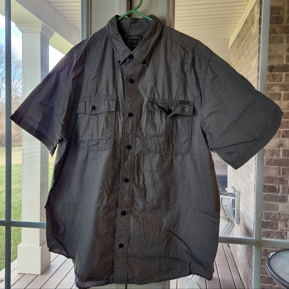 Eddie Bauer XL Men's Short Sleeved Button Down Shirt 2 Pockets Light Gray